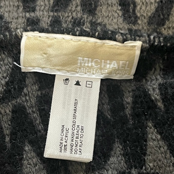 Michael kors logo”MK” blank and gray large scarf - Picture 12 of 12